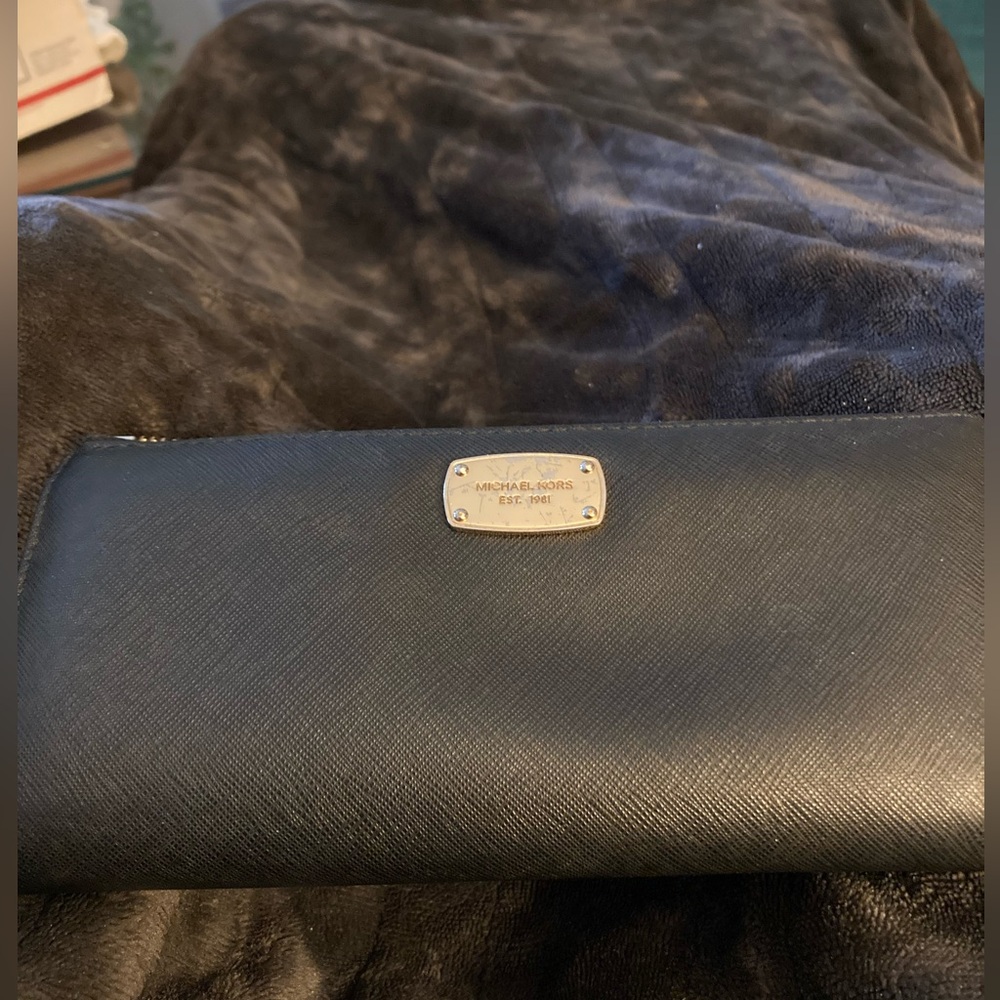 EUC MK zip around